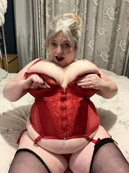 Phwoar great new red corset! Chat with me xxx