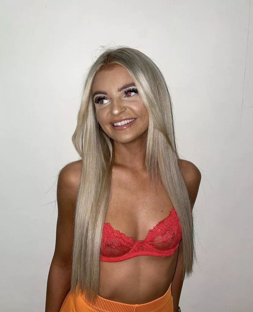 Pierced 🍒 and 🍰 makeup, perfect.