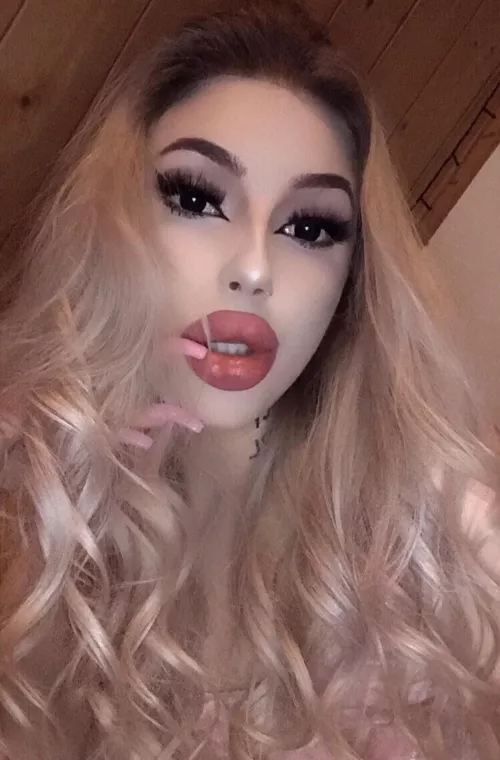 pink nails and pink lips💅🏻💋