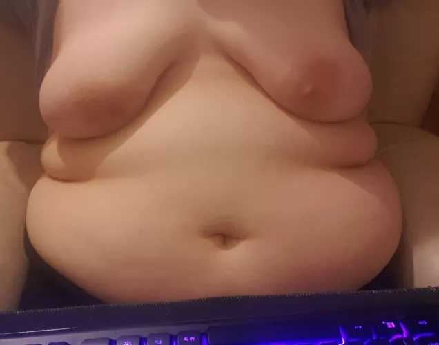 playing games while I rub my belly😜