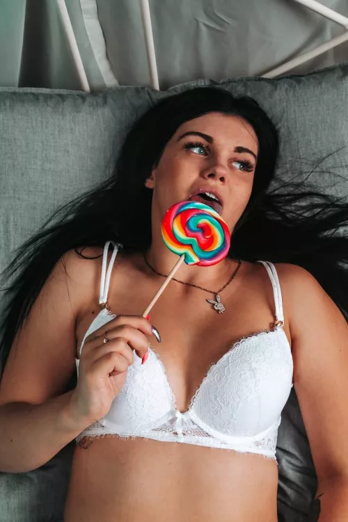 Please cum on my sweet face🥺