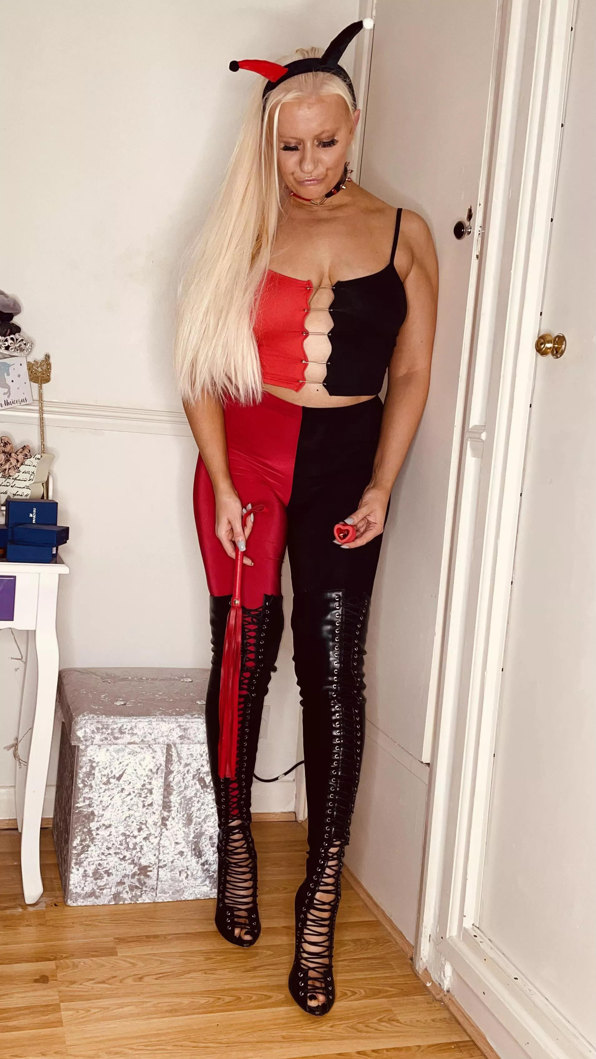 Plugged and flogged by a psycho Harlequin…Friday night sorted Plugged and flogged by a psycho Harlequin…Friday night sorted