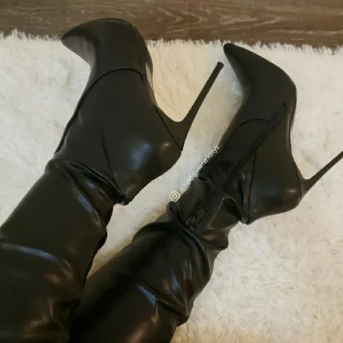 Pointy-toed OTK black stiletto boots!