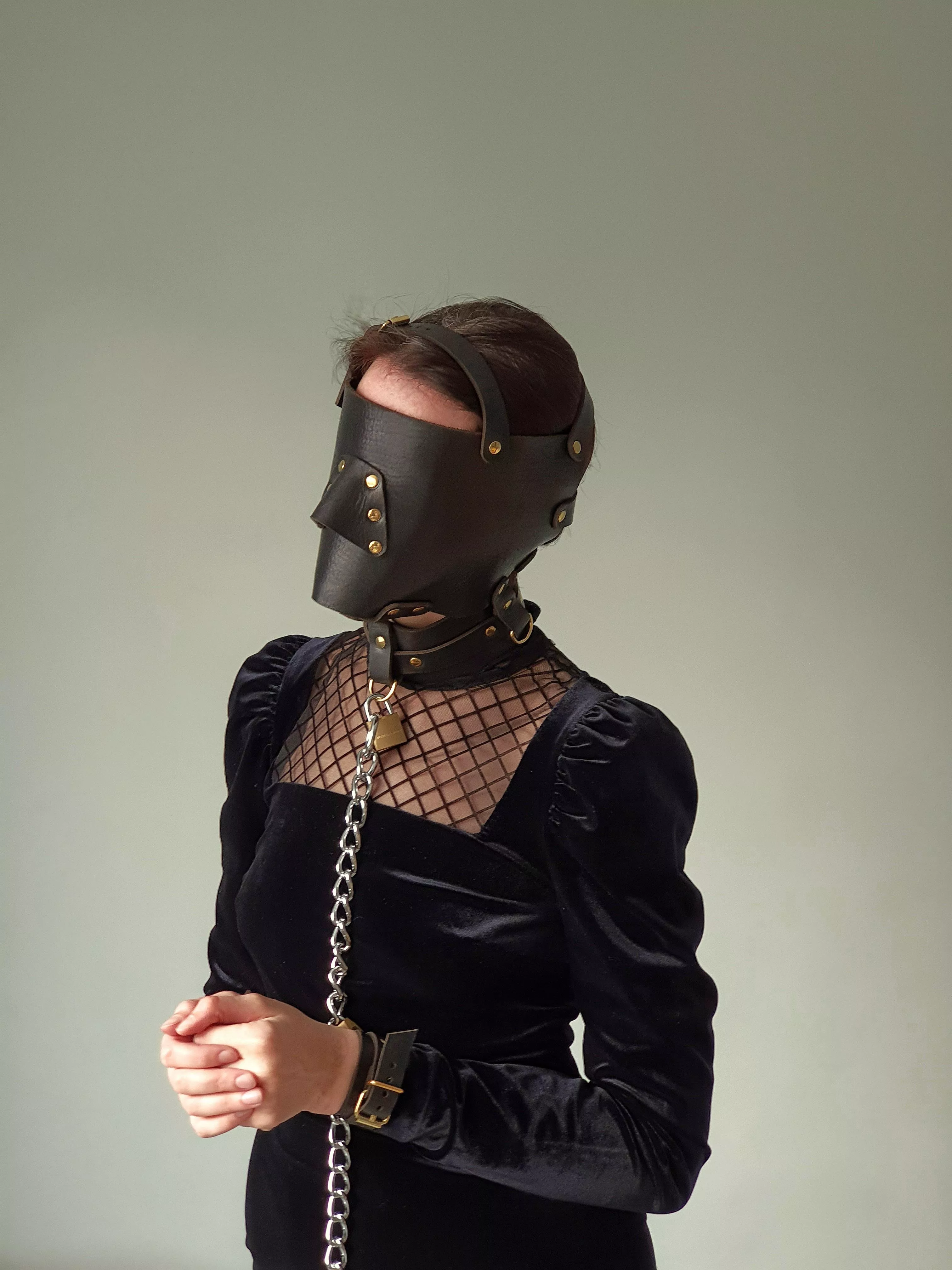 Portrait in leather [F]