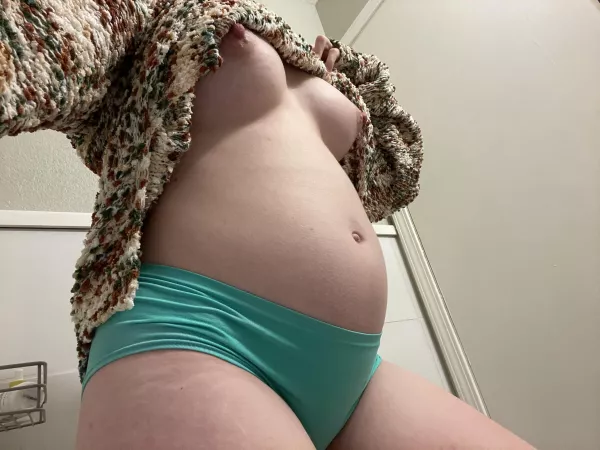 Post bath vibes 😌 I leaked milk again!