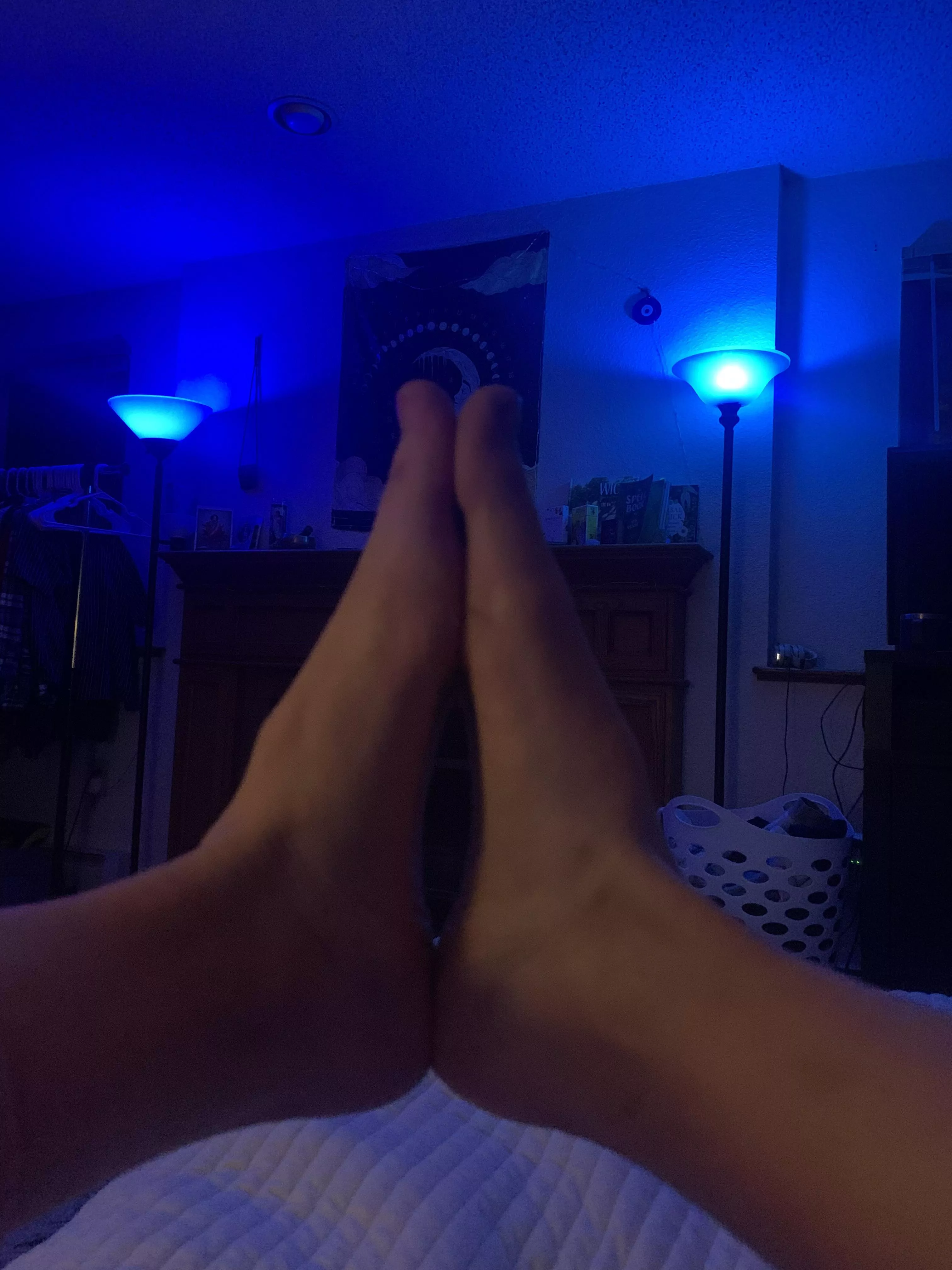 Praying someone comes to suck on my toes tonight 💙