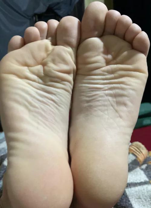 press ur face on my soles, worship ur goddess. i’ll give u a treat 😈👅 dms/pms open