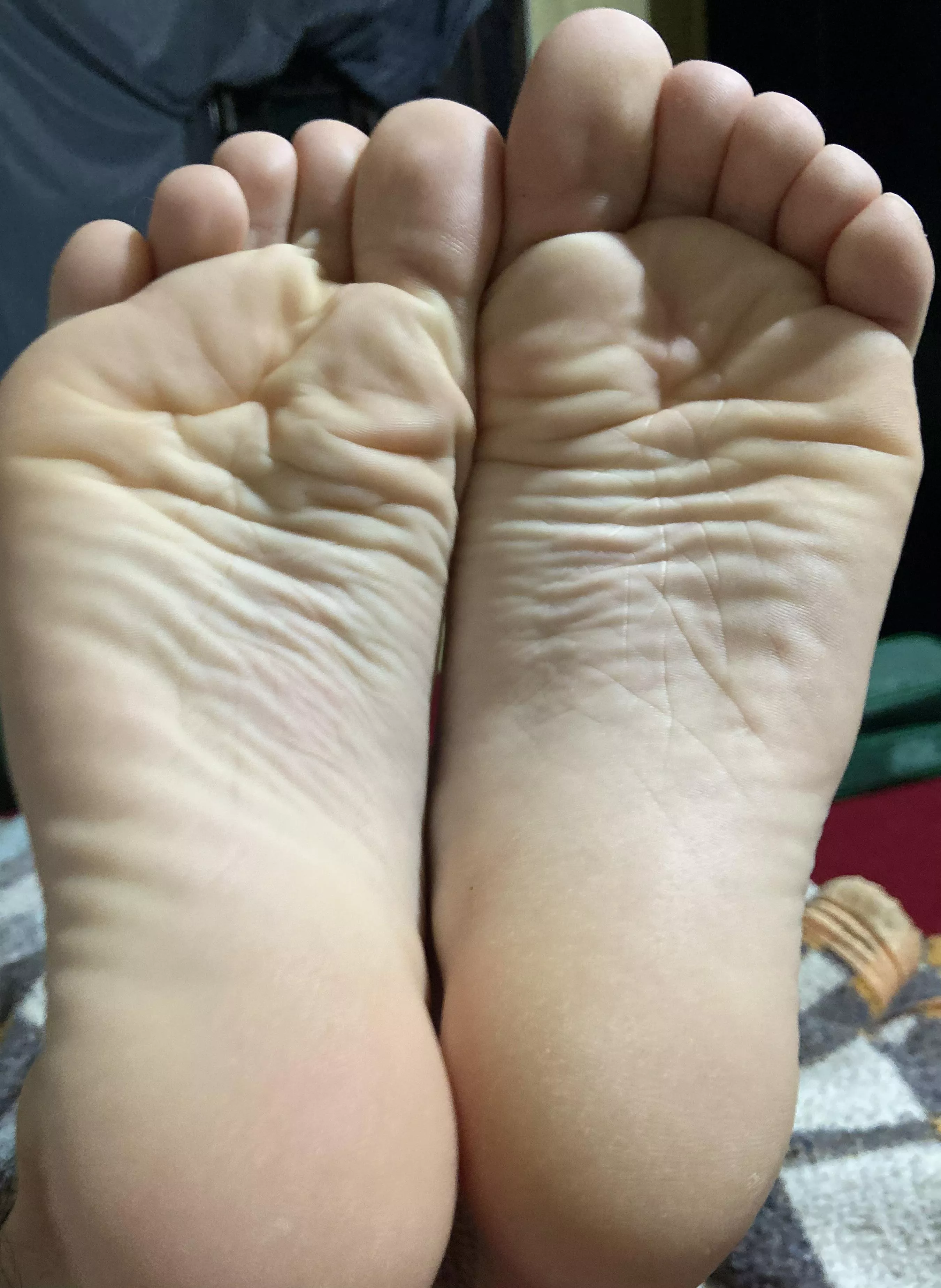 press ur face on my soles, worship ur goddess. i’ll give u a treat 😈👅 dms/pms open