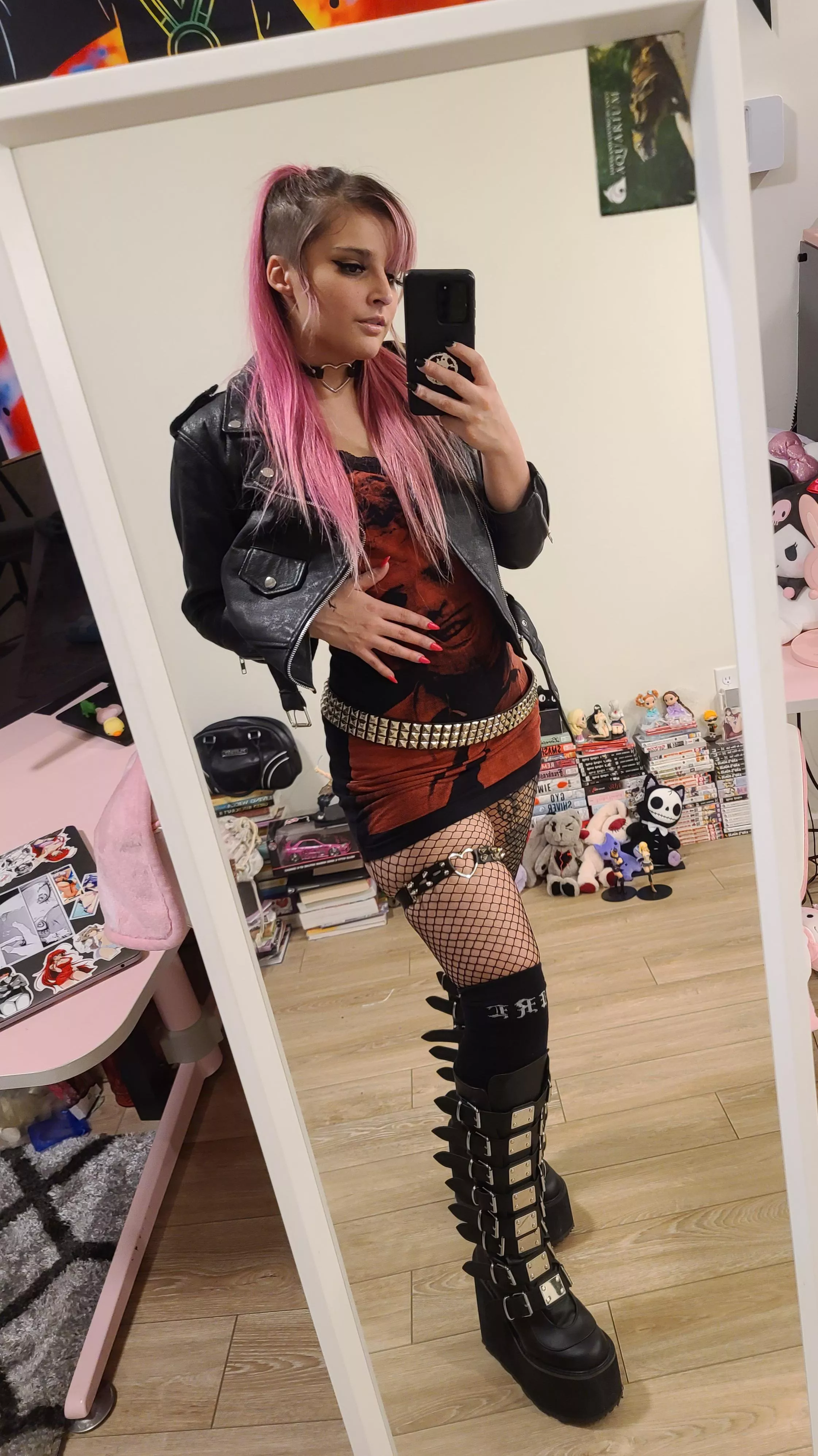 Pretty little emo girl ready to take care of you🖤 B/g• G/G • Solo• 3SUMS • Cosplays 🖤 FREE LINK IN COMMENTS