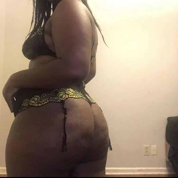 Pretty young milf 🤞🏾🥰