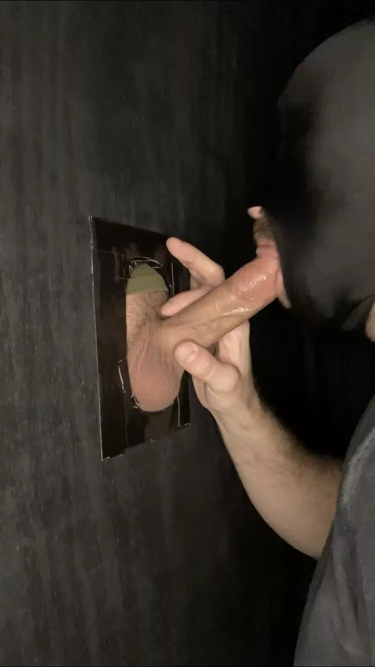 Private Atlanta Gloryhole for hung dicks wanting blown.