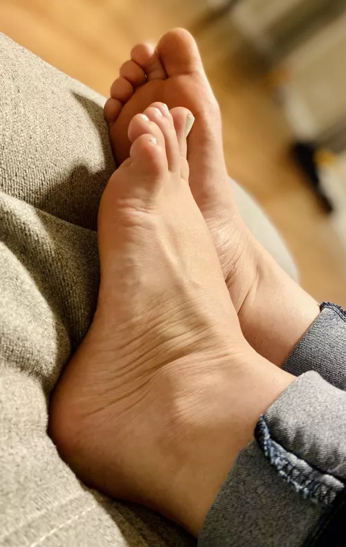 Profile view of that cutest little pinky toe 🎀🤍