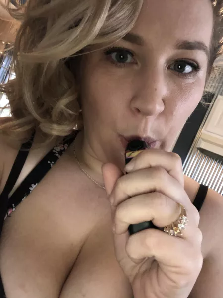 Puffing on my spare Vape😜 [28F]