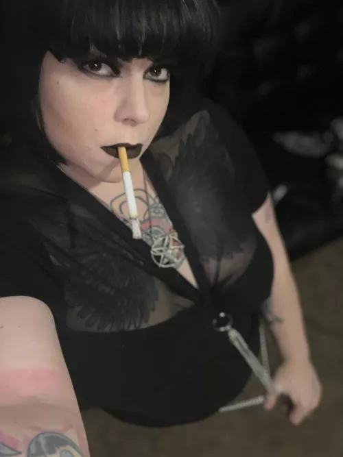 Pull my chain🖤🚬