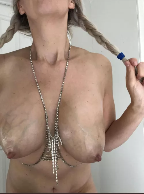 Pull my nips or my tails? Your choice, I don’t mind which, or both 😈