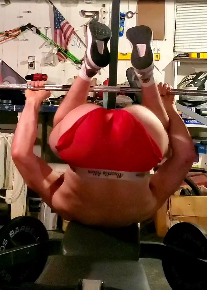 Push day but still taking the opportunity to show I work the booty too