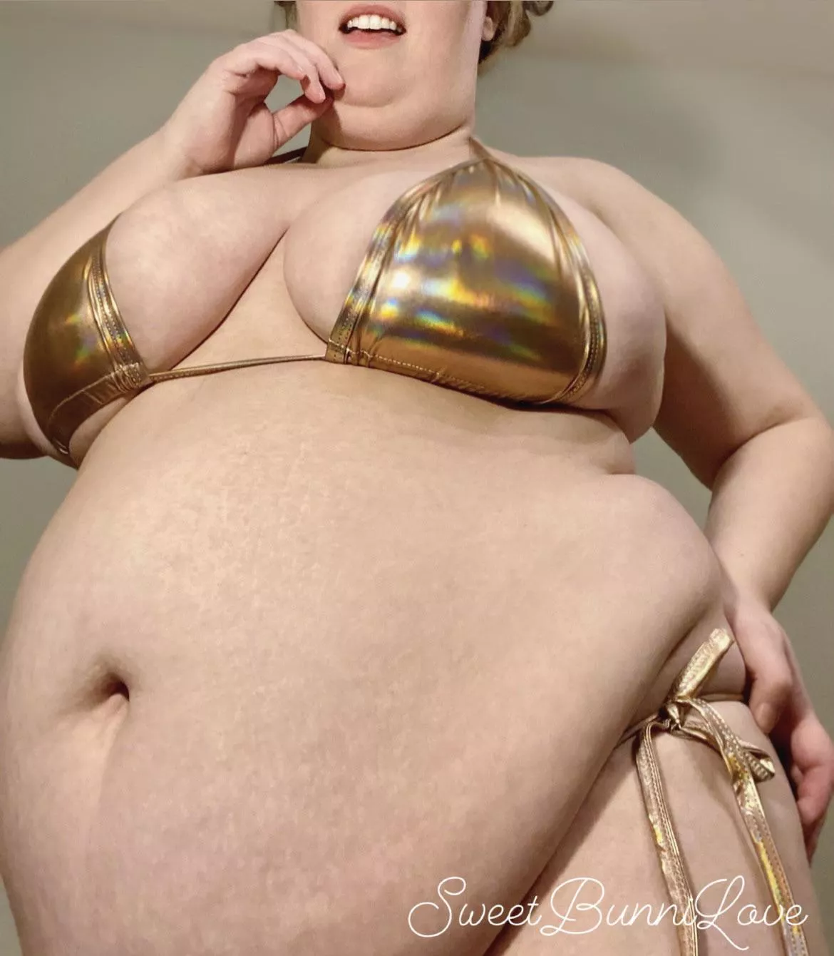 Put your prize piggy in a tiny gold bikini, and let everyone at the beach stare 🐷🏆