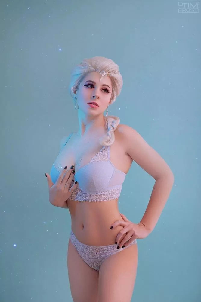 Queen Elsa by Yuna Kairi <3