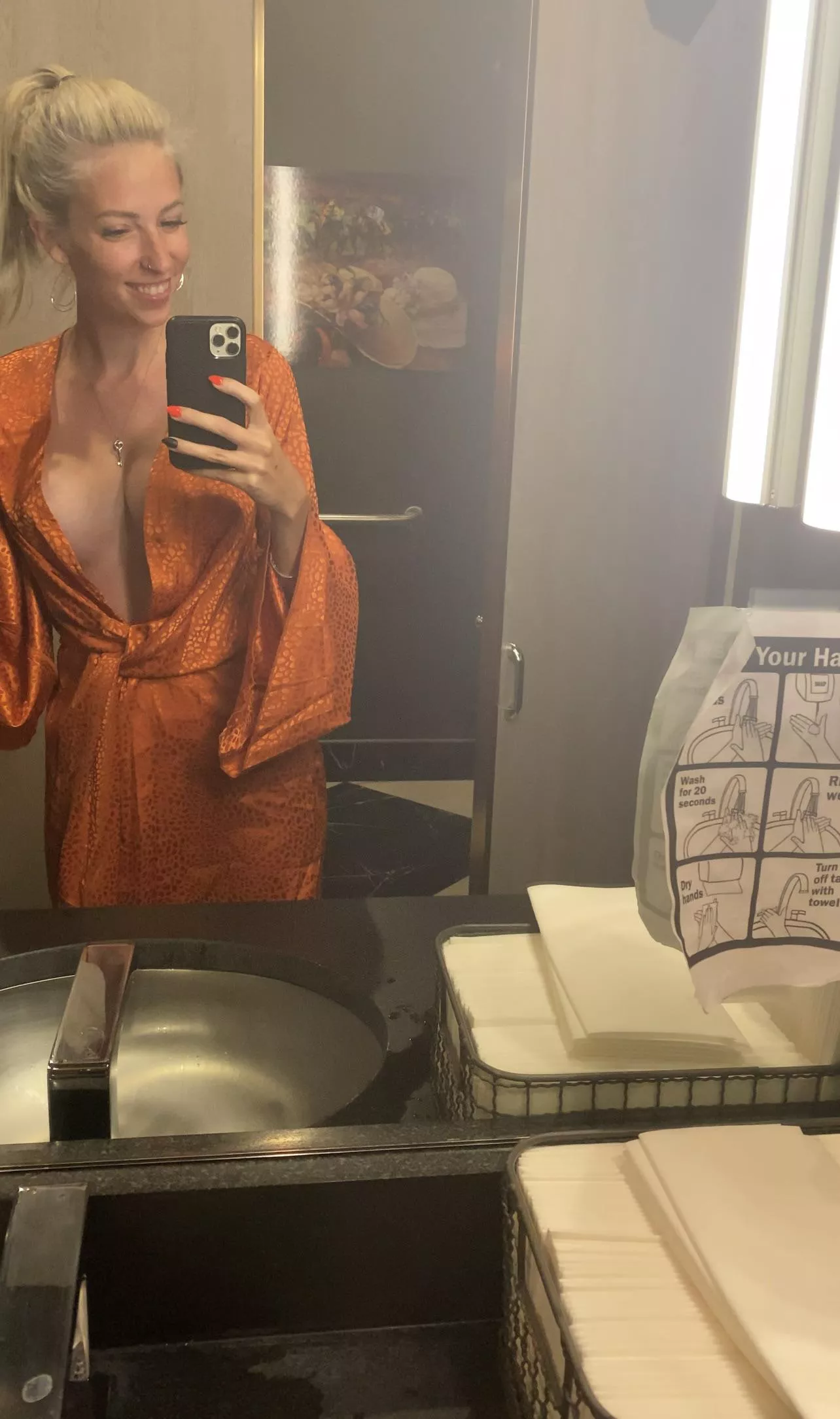 Quick selfie in the bathroom at the restaurant 💋 … think the waiter will like my top? 😉