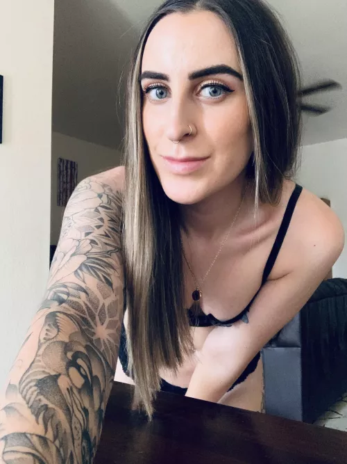 Raise your hand if you love chicks with tattoos 👋🏽🙋♀️🙋♀️🙌🏼
