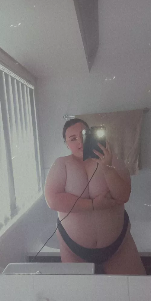 React if you love my body hehe 🍑😽