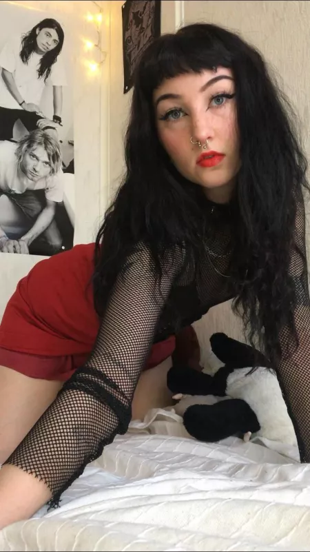Red skirt and red lipsπ