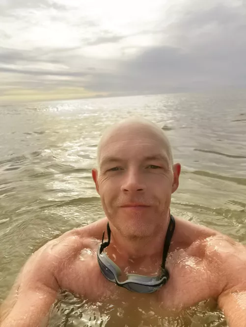 Refreshing winter swim š„¶