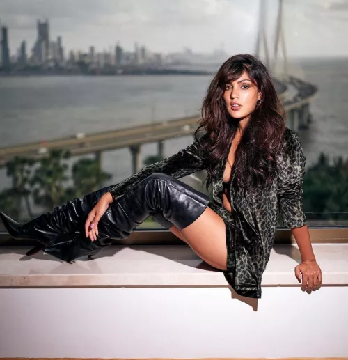 @rhea_chakraborty