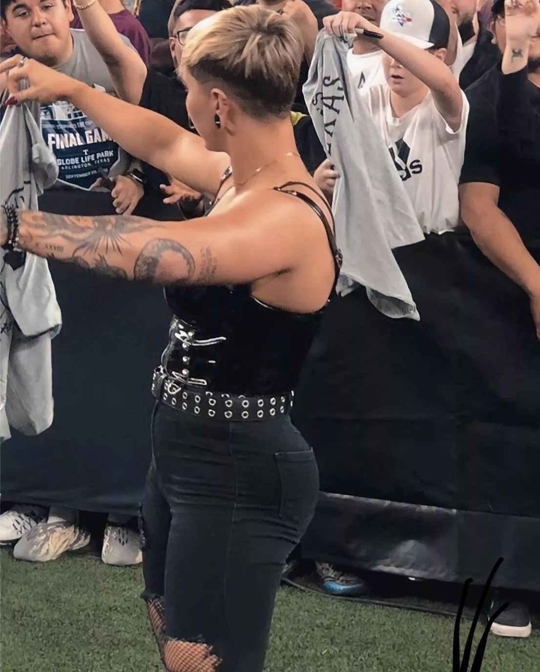 Rhea in very tight pants 🥵🍑