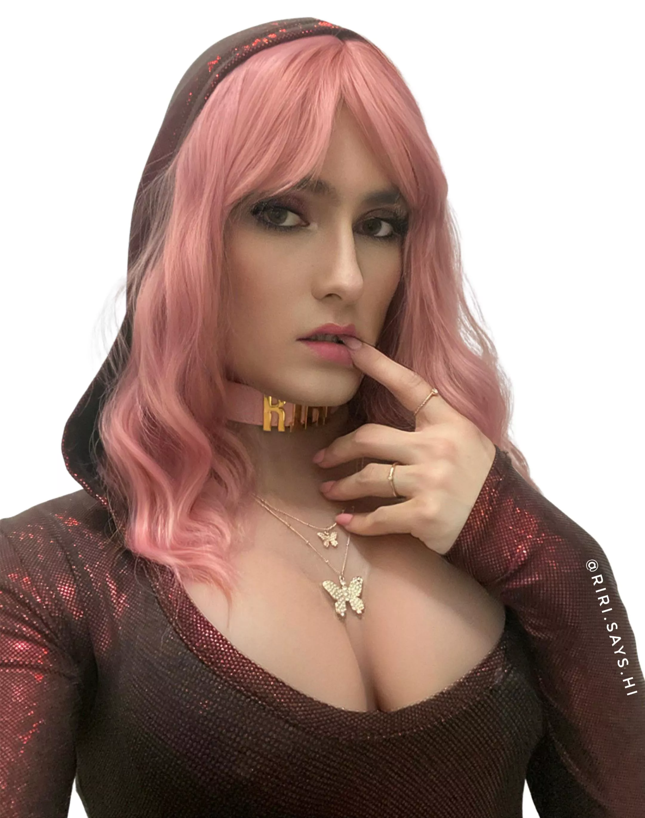 RiRi, the new contender in the Red corner! Taking down a boxer one minute, then giving them “that look” the next 👀😉What do you think it RiRi in red? I’m kinda obsessed with this hood look at the moment ❤️