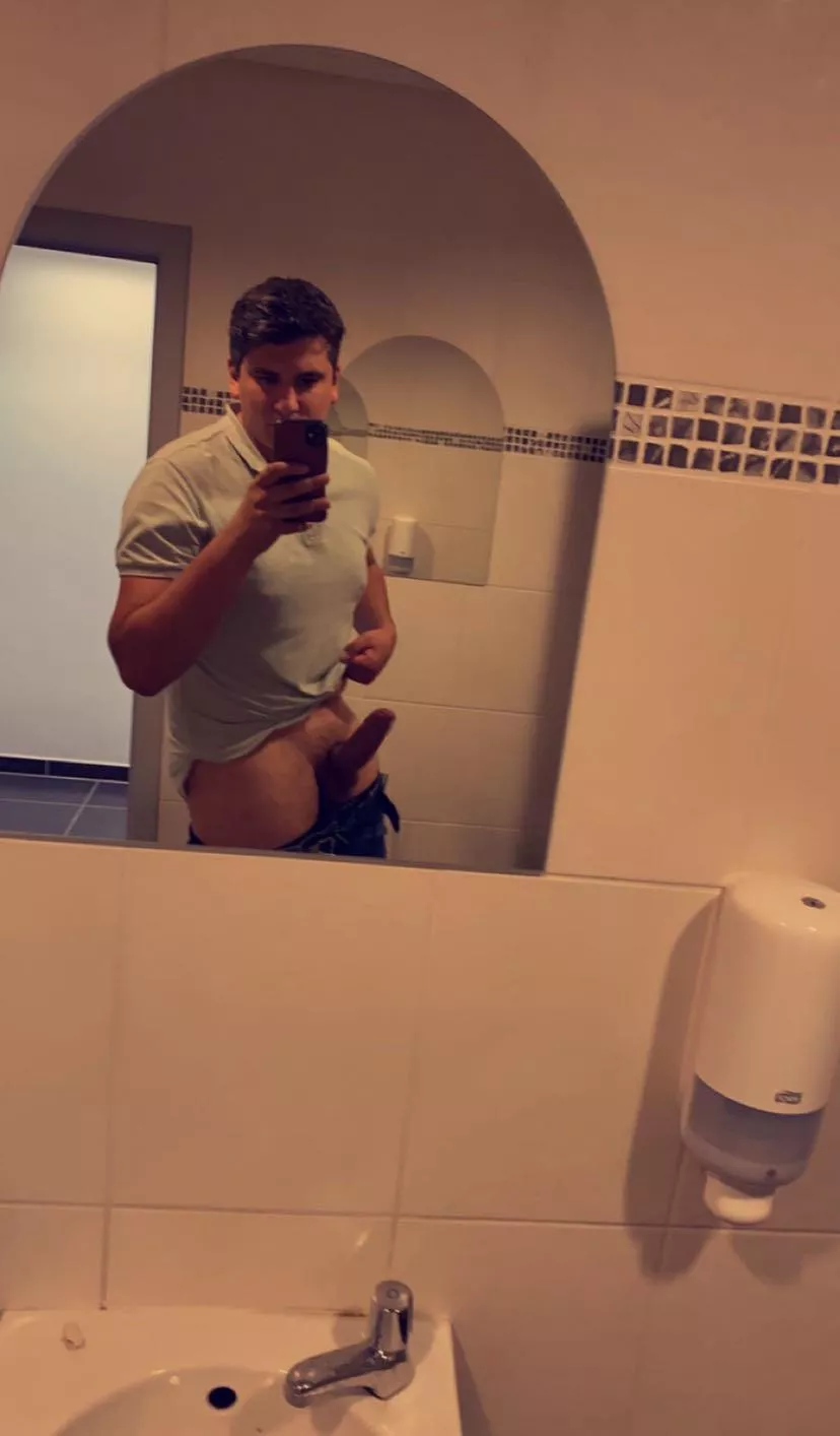 Risky pic at work. Anyone hiring?😇