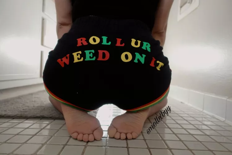 Roll your weed on it.... cum on it.... I'm down for whatever baby 👅