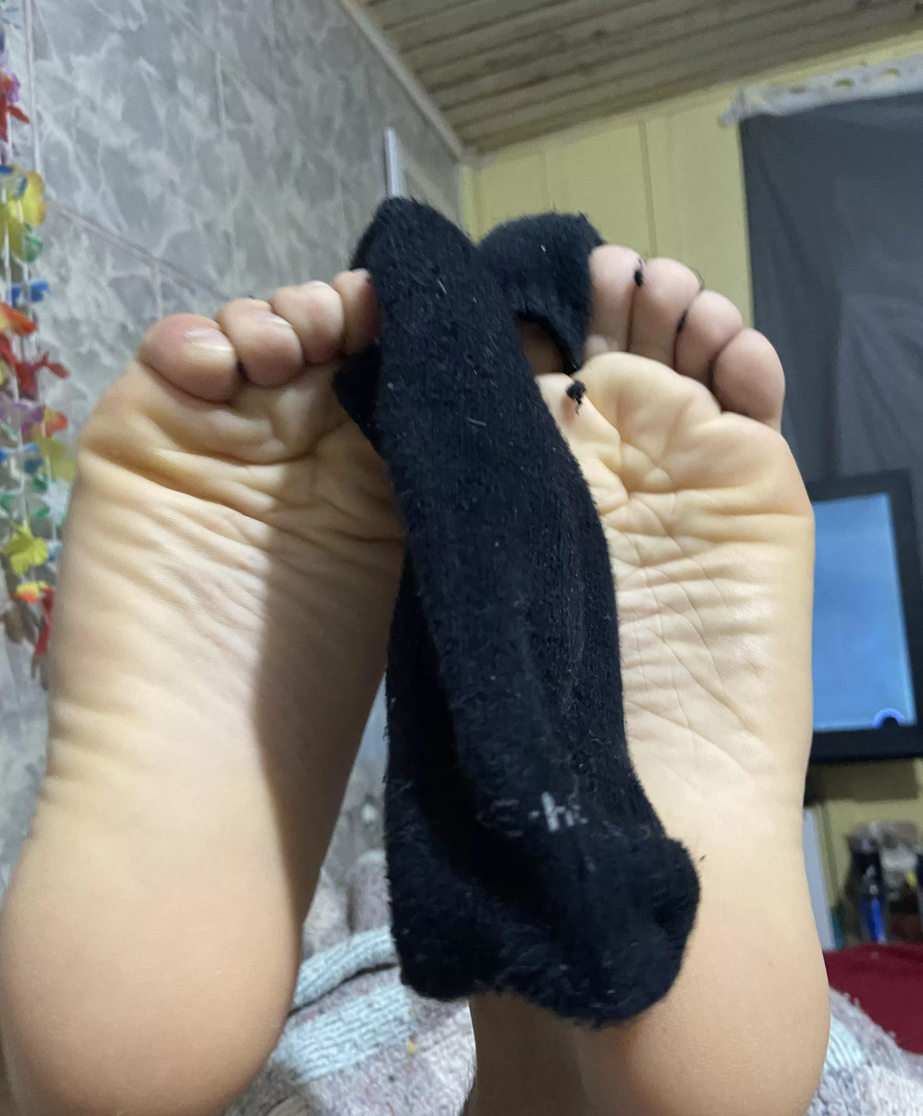 rub ur cock in my soles n fuck ‘em w ur precum😈 don’t forget to clean em up after 👅 dms/pms r welcome