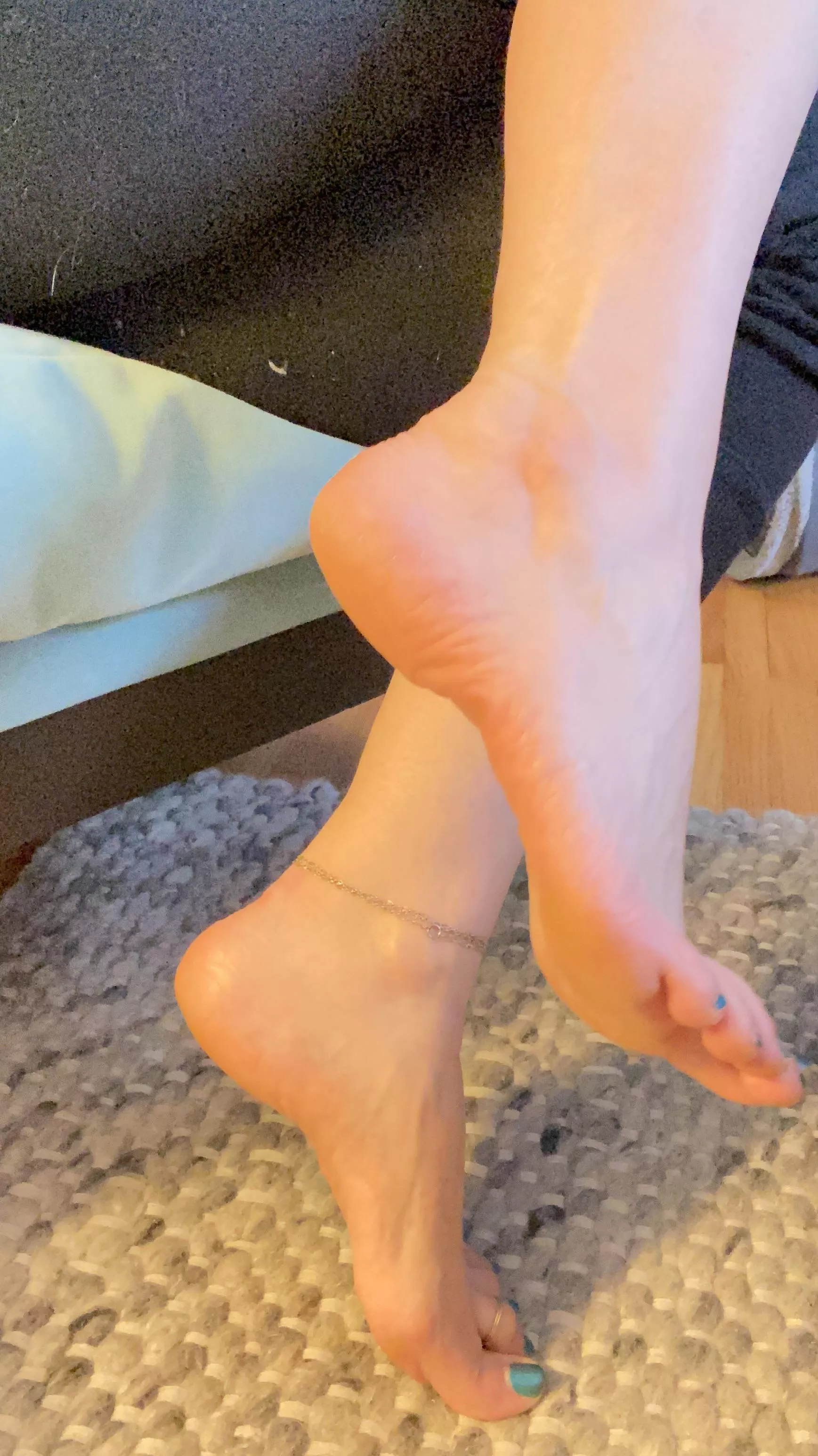 Run your tongue along my arch👅😈