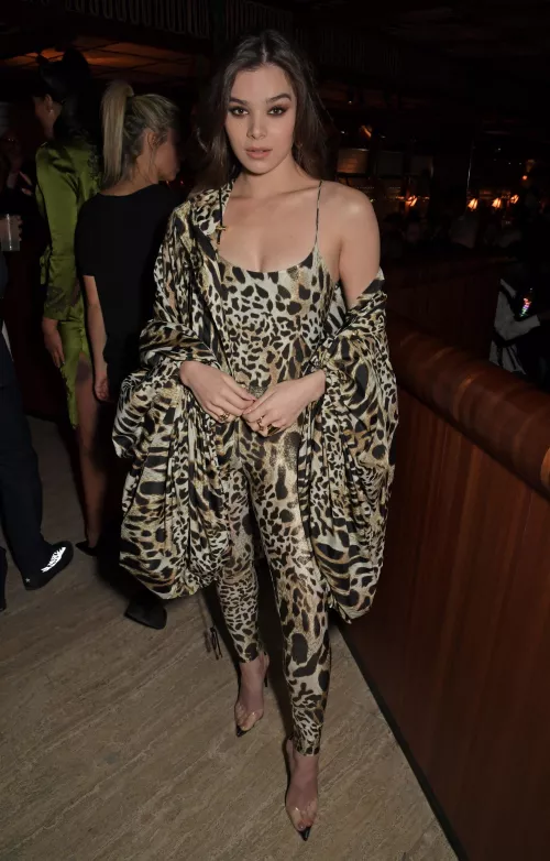 Safe to say I am now addicted to stroking to Hailee Steinfeld