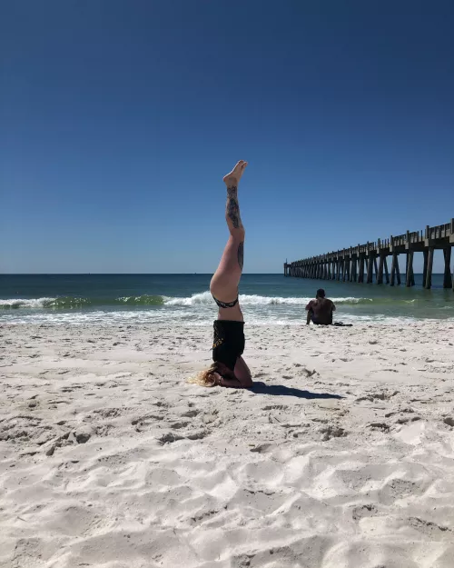 Sandy headstands 🙃