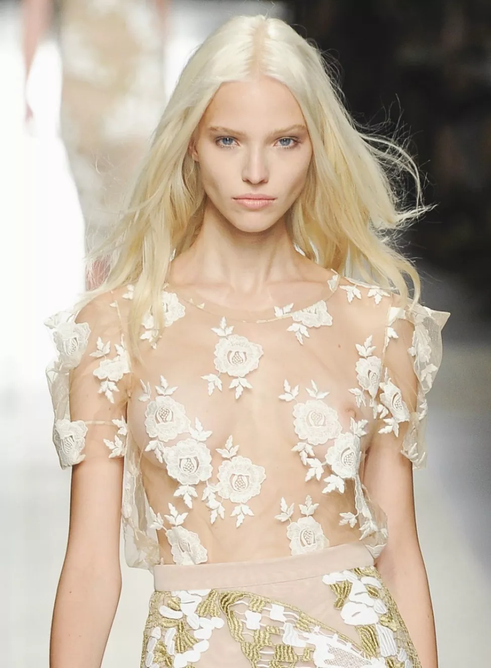 Sasha Luss Nop Slip on Stage