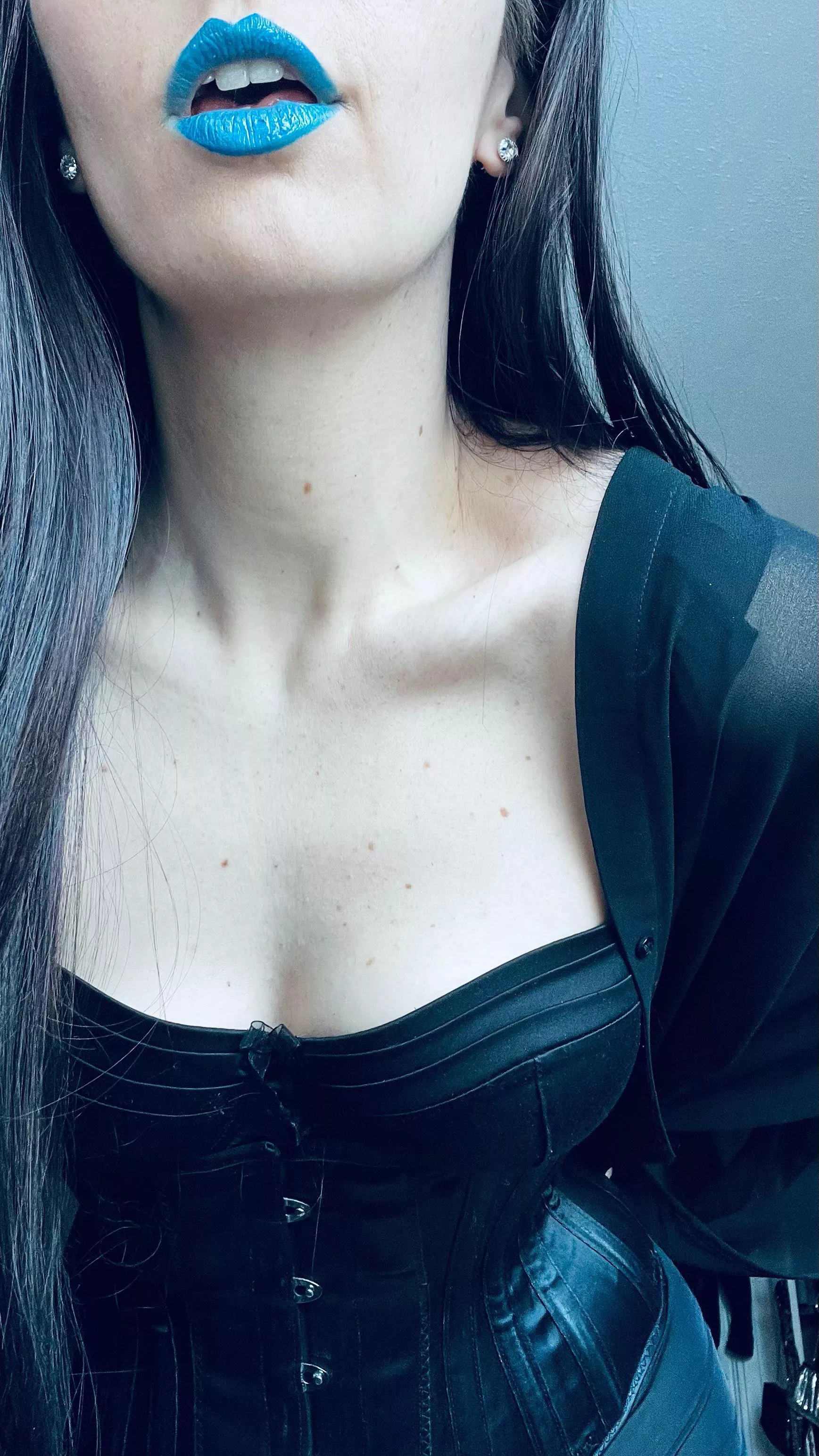 Satin corset and bra. 🖤👄