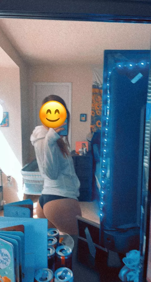 Say Hey if you’d breed me👅