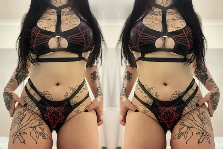 Say hi if you love curvy goth Satanist sluts ❤️