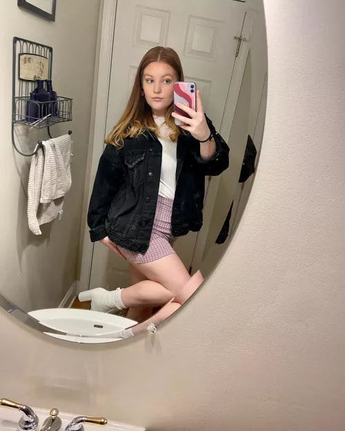 Say hi if you’d let a sweet looking girl have complete control over your locked cock 😋 [domme]