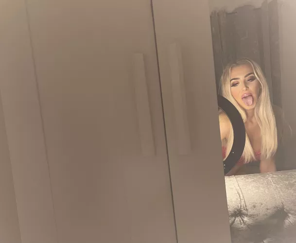 say hi if you’d like to put something big in my mouth💦