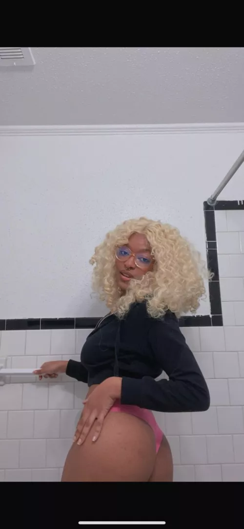 say hi if you’d play with my ass <3