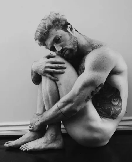 Scotty Sire poses nude for instagram.