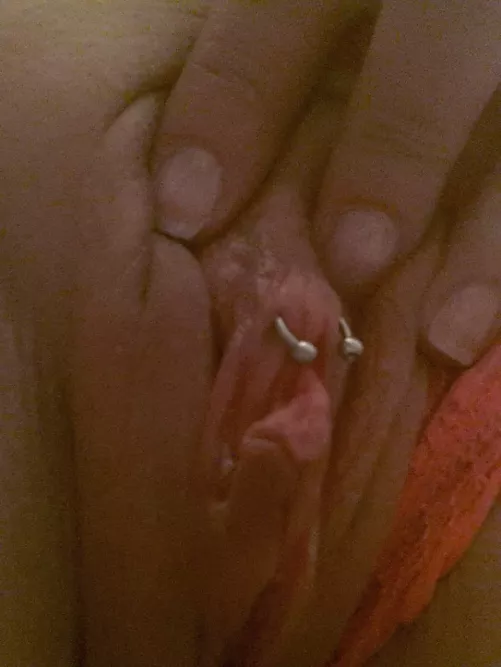 Se likes to show it (f)