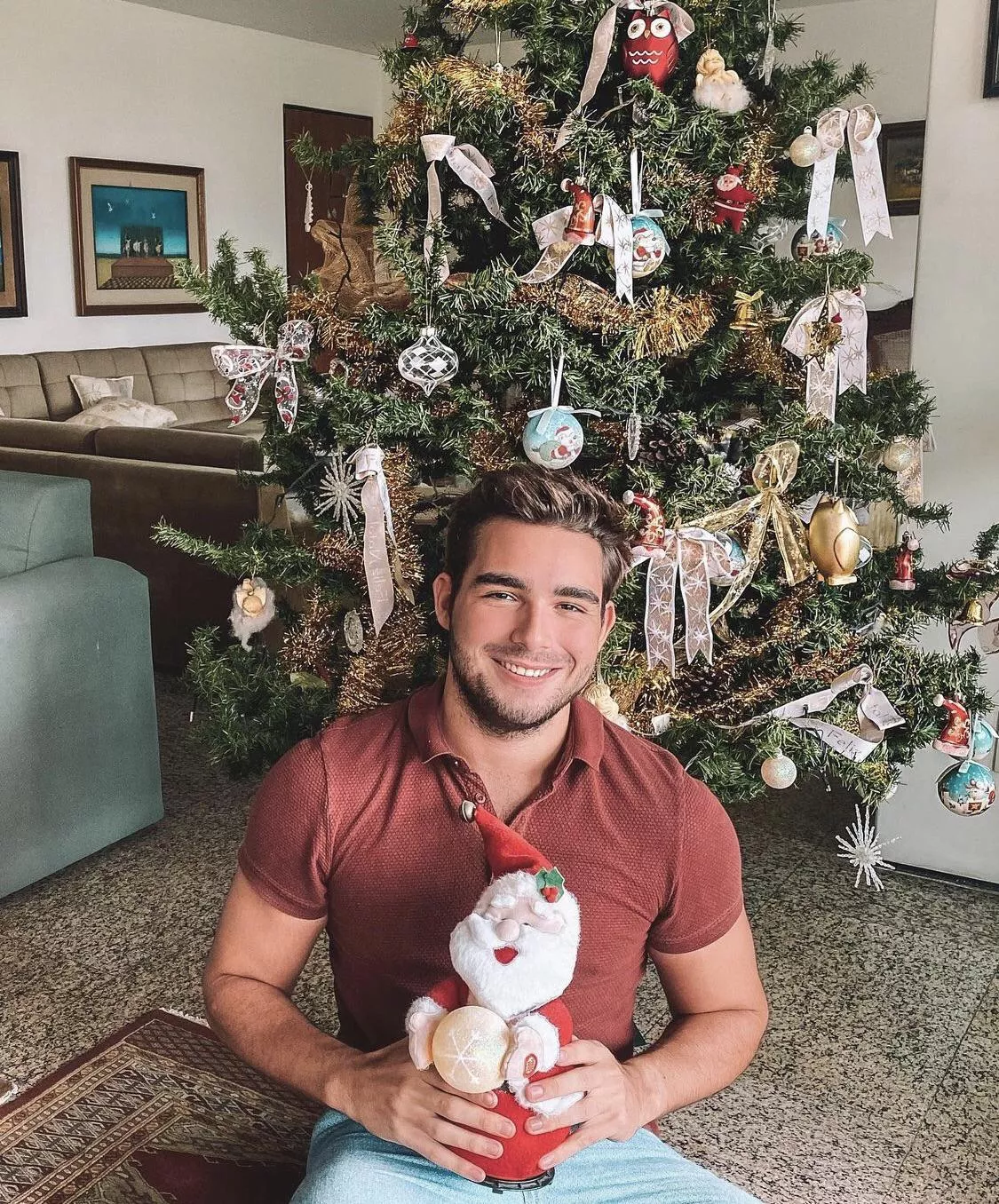 Season greetings 😊😊. They say the best Christmas gifts come from the heart … but cash and gift cards do wonders too😂Happy Holidays! And a big thank you to those who have been sending me gifts 🤗🥰. I love you all ❤️. Have a great Chris