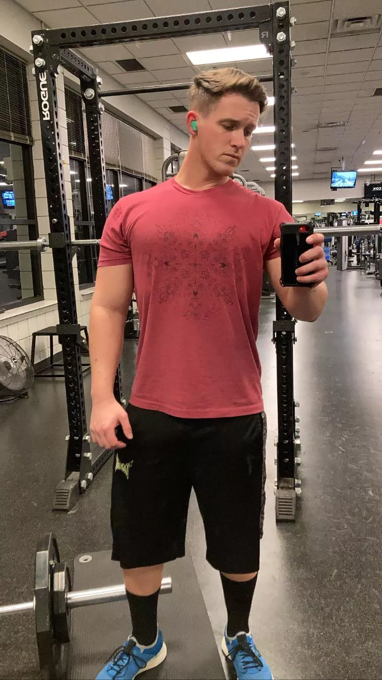 Seeking gym bro to take better/ more dynamic gym pics for me