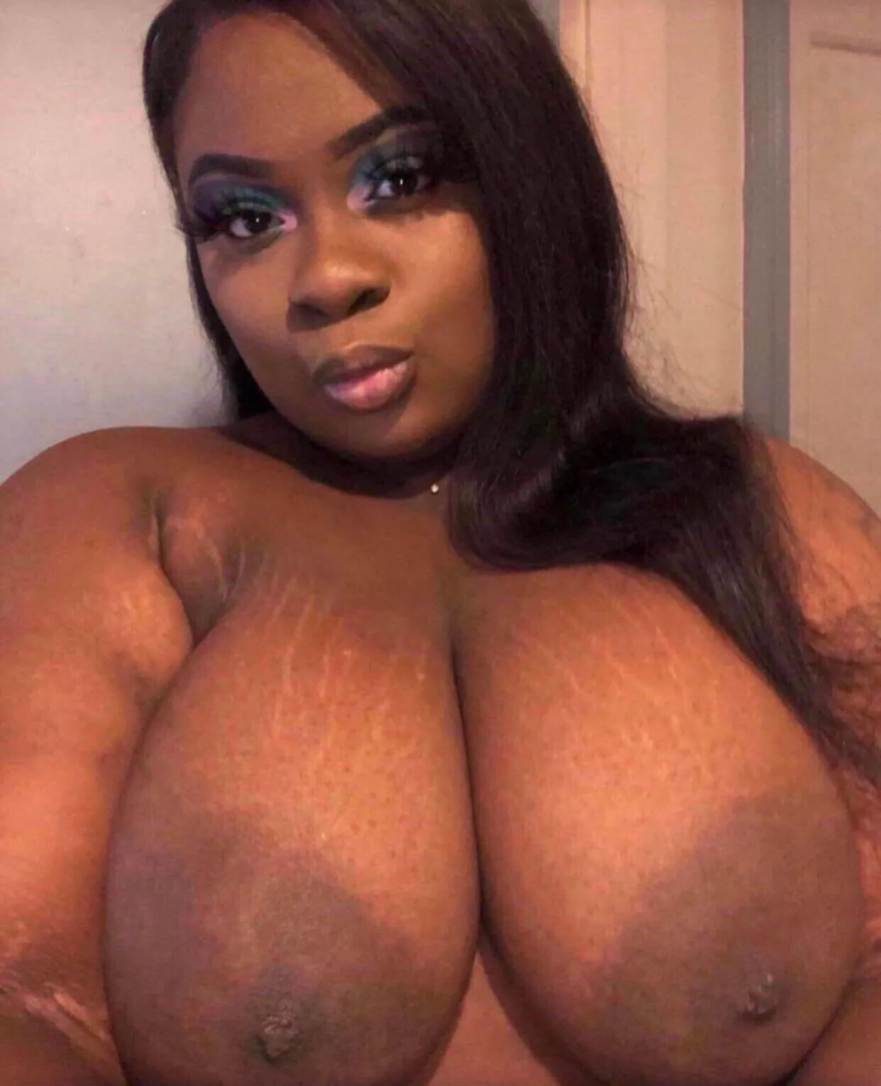 Seems like black women don’t get attention here. 😳 If you like ebony tits say hi or something ! 🥰