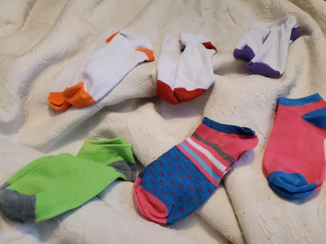 [Selling] always great to have a little brightness in your life 😊 I ship worldwide 🌐 check out my other posts for more sock options! 💜