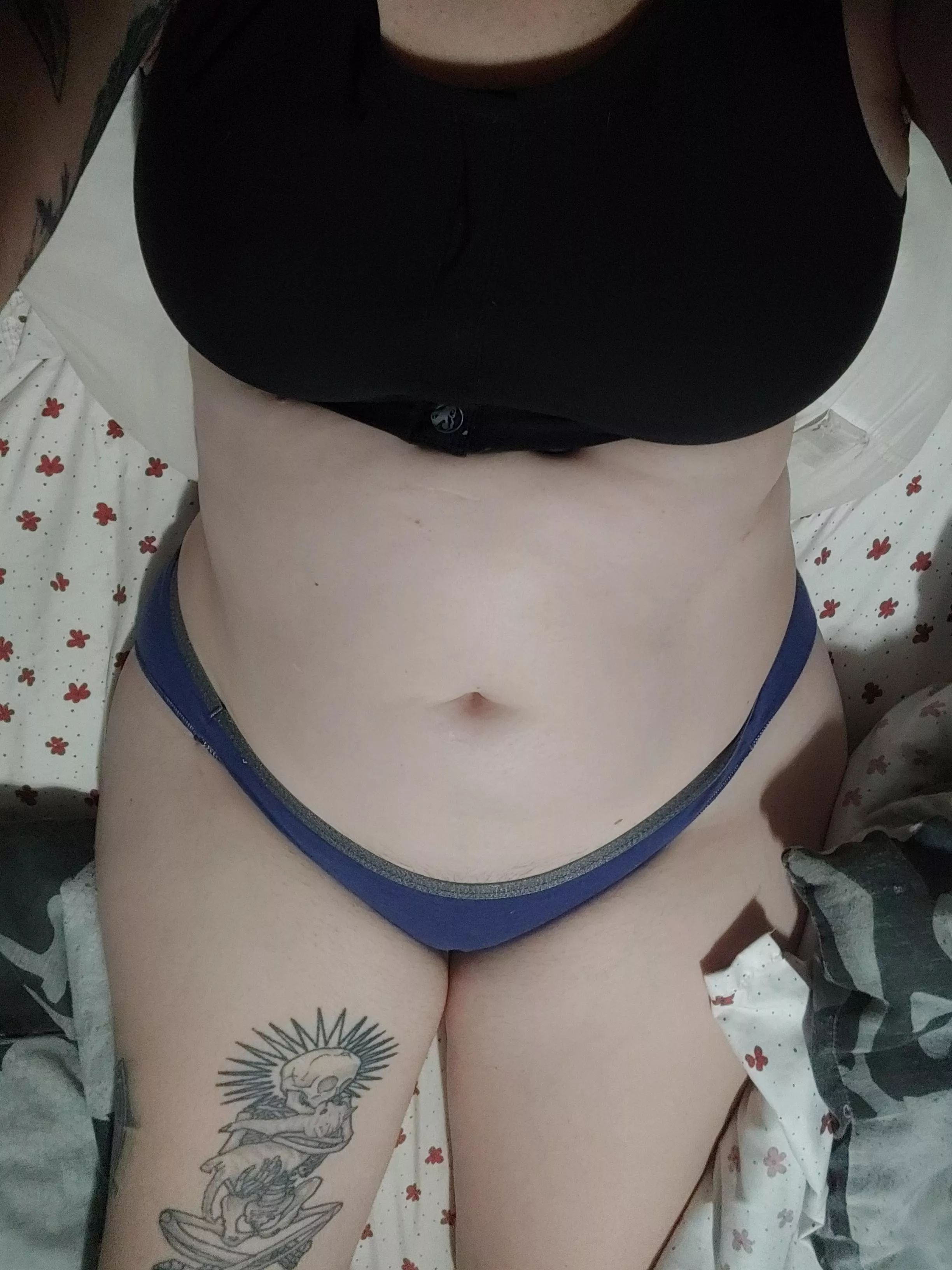 [SELLING] Laying around recovering from surgery, just wearing panties for you 🍑 Tell me how many days same how I can customize them to your liking! 😘 Fet friendly ❤